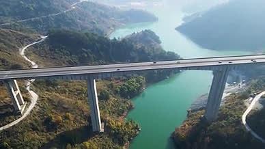 航拍中国西部山区高速公路桥梁上汽车行驶视频的预览图